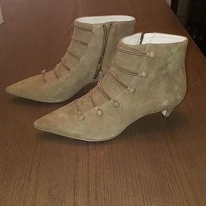 Suede ankle boot with pointy toe.